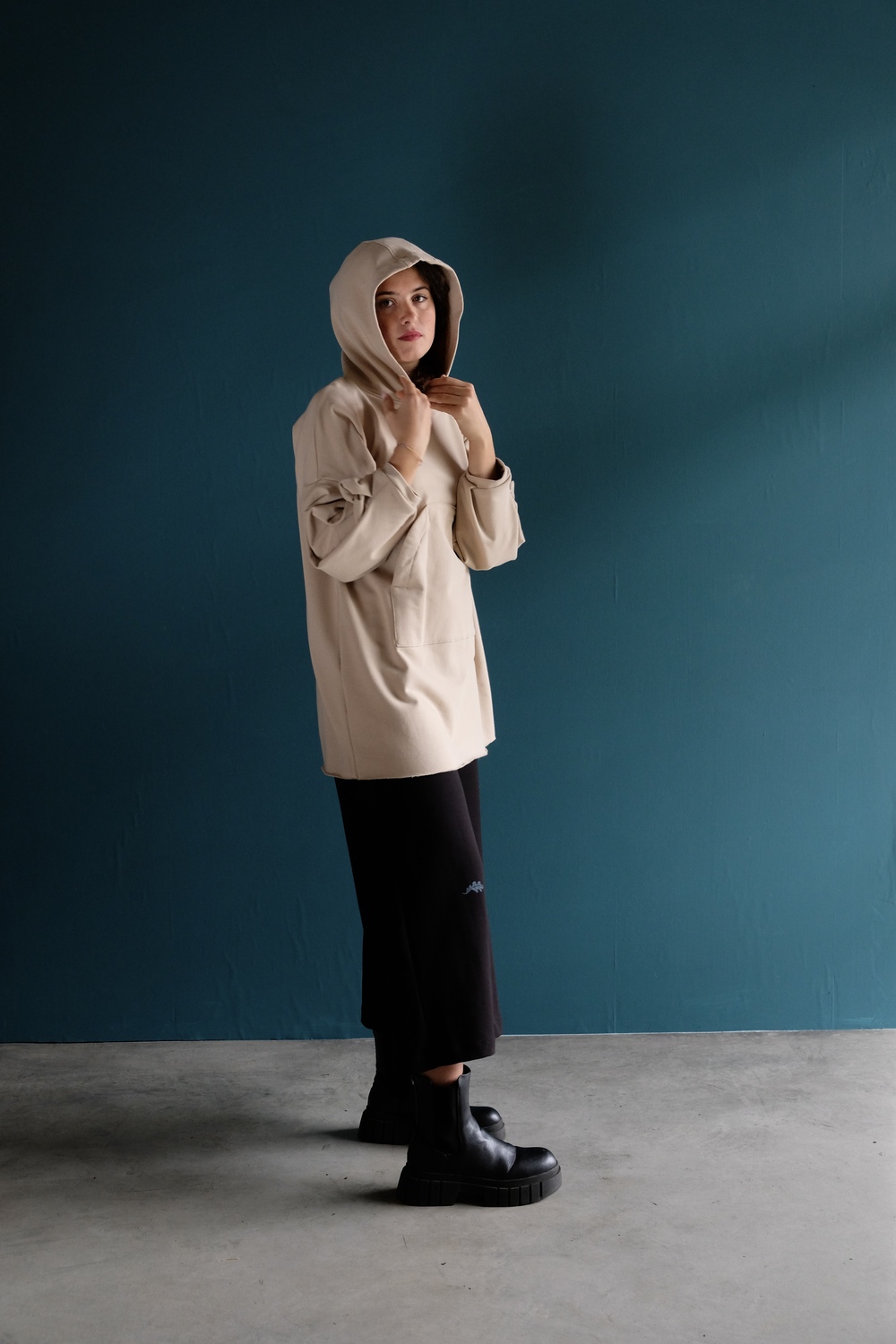 Piperita felpa oversize con cappuccio, beige - immagine 2