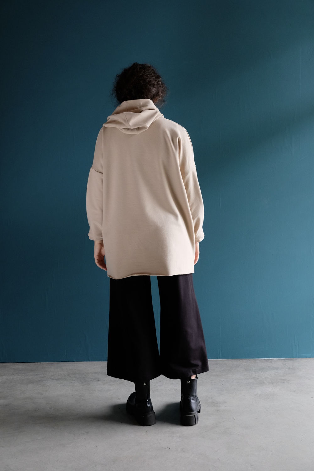 Piperita felpa oversize con cappuccio, beige - immagine 4